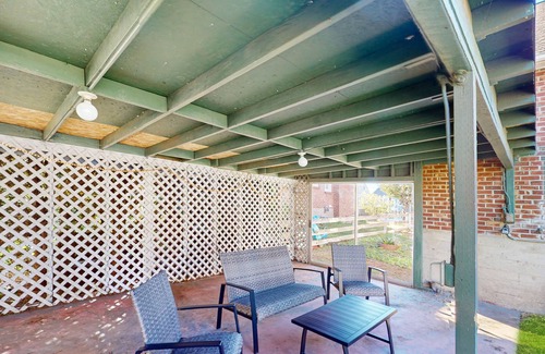 Bremerton House | Charming 3 story home, with a W/D & Wifi, located near Seattle-Bremerton ferry
