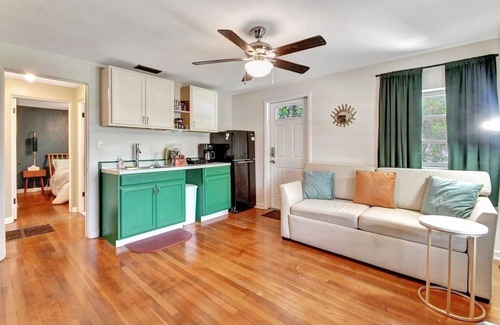 DeLand House | Charming 3 Unit- House on Lake. with AC and WiFi in delightful DeLand