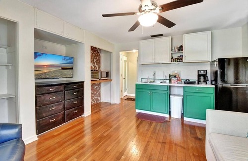 DeLand House | Charming 3 Unit- House on Lake. with AC and WiFi in delightful DeLand