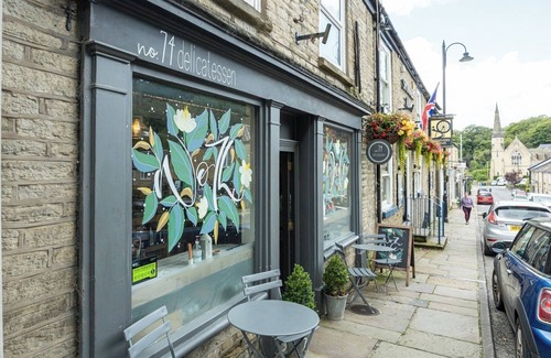 Macclesfield House | Charming 3B Cottage in Bollington