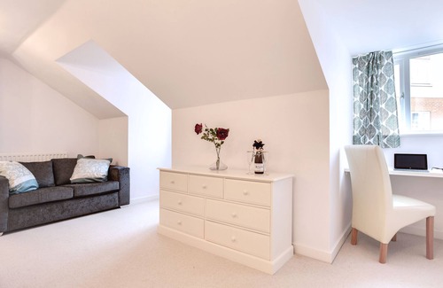 Bishop's Stortford Apartment | Charming 3BR Penthouse in Bishop's Stortford