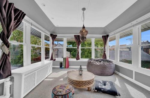 Andersonville House | Charming 3bd Bungalow in Vibrant Andersonville home
