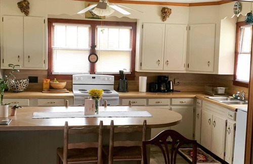 Lynn House | Charming 3bed home with heated indoor pool,hot tub 1 block to Downtown Columbus.