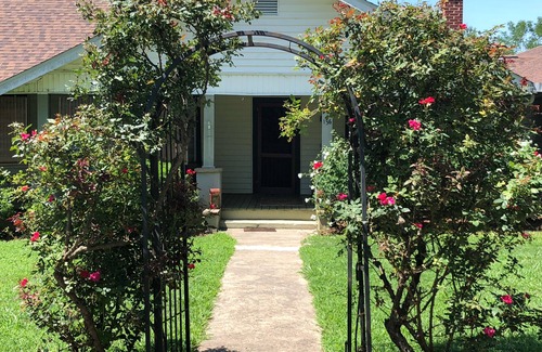 Lynn House | Charming 3bed home with heated indoor pool,hot tub 1 block to Downtown Columbus.