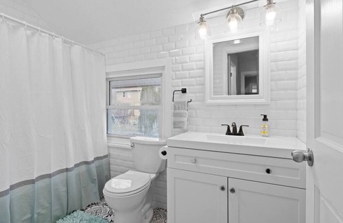 Aspinwall House | Charming 3Bedroom Near Downtown, Parking, Walkable