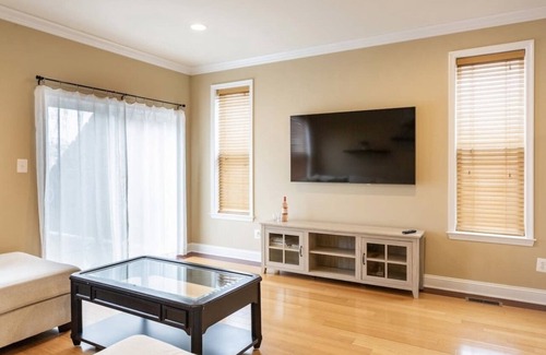 Bridgeport House | Charming 3BR & 2.5Ba nested in KOP w parking, close to Conshy & downtown Philly.