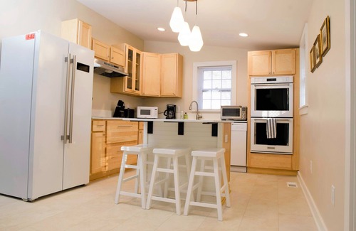 Graham House | Charming 3BR/2BA Sleeps 6 in Graham, NC has everything you need!
