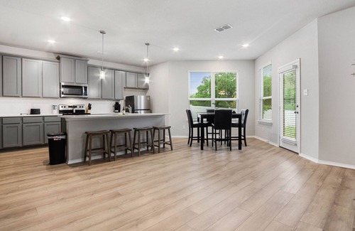 Lincoln Park House | Charming 3BR Aubrey Getaway