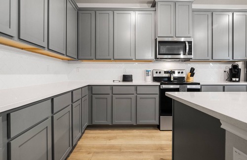 Lincoln Park House | Charming 3BR Aubrey Getaway