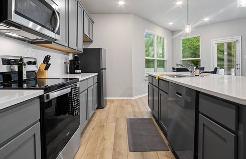 Lincoln Park House | Charming 3BR Aubrey Getaway