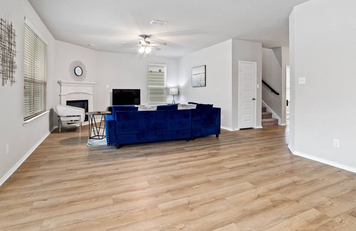 Lincoln Park House | Charming 3BR Aubrey Getaway