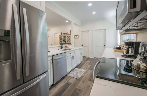 Flat Rock House | Charming 3BR, Balcony, Walk to Flat Rock Playhouse