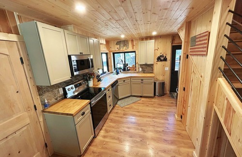 Pla-Vada Woodlands Cabin | Charming 3BR Getaway/10 min to Donner Lake/BBQ/Hikes/Board Games/Fireplace