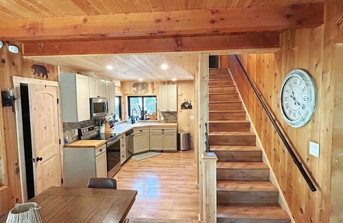 Pla-Vada Woodlands Cabin | Charming 3BR Getaway/10 min to Donner Lake/BBQ/Hikes/Board Games/Fireplace