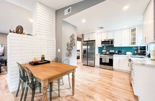 Calabasas House | Charming 3BR Home with Modern Comforts - FB - CAL