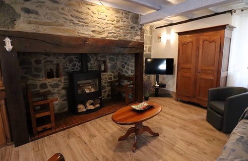 Jussac Cottage | Charming 3BR Home with Terrace, Fireplace & Modern Amenities in Jussac
