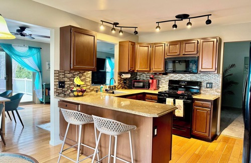 Westland House | Charming 3BR house, Spacious Great Room with Fireplace, Jetted Bathtub to relax