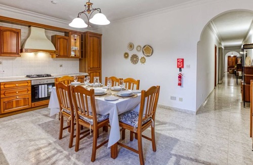 Tal-Ghoqod Apartment | Charming 3BR Maisonette with private Backyard & AC