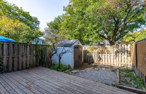 Streetsville House | Charming 3BR Townhouse with Backyard & Parking
