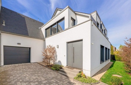 Dippach House | Charming 3BR with Balcony, Yard & Sauna