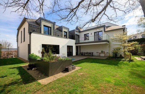 Dippach House | Charming 3BR with Balcony, Yard & Sauna