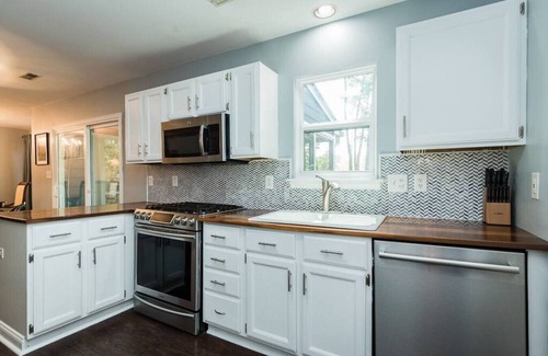 Chapel Hill House | Charming 4 bed home with water views-mins to UNC