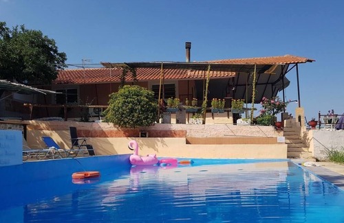 Tempi House | Charming 4-Bed House in Pyrgetos