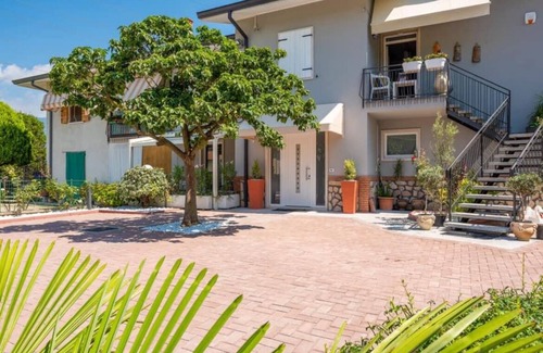 Costermano Villa | Charming 4-bedroom estate in enchanting Albaré Stazione with AC, WiFi