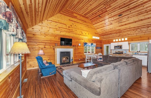 St Germain Resort | Charming 4-bedroom house with WiFi, AC in northwoods Saint Germain