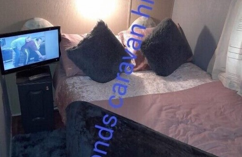 Skegness Cabin | Charming 4-Bedroom 8 berth caravan in Skegness
