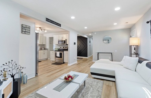 Hampton House | Charming 4-bedroom bungalow with AC and WiFi in Hampton, with washer and dryer.