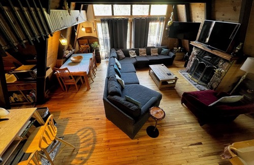 Whispering Forest Ski Chalet | Charming 4-bedroom chalet with WiFi, AC in lovely Big Bear