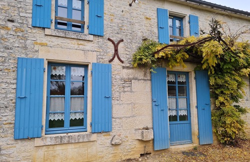 Benet Cottage | Charming 4-Bedroom Cottage with Garden, Ping-Pong, and Boat in Marais Poitevin