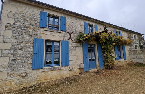 Benet Cottage | Charming 4-Bedroom Cottage with Garden, Ping-Pong, and Boat in Marais Poitevin