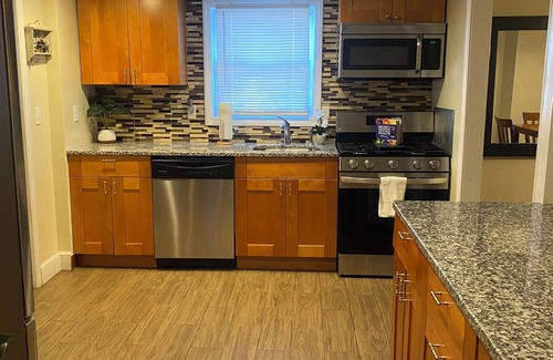 Bloomfield House | Charming 4 bedroom house in welcoming Bloomfield with AC