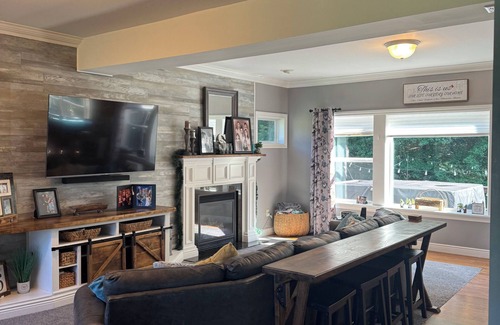 Gansevoort House | Charming 4-bedroom house in Upstate NY with AC, 15 minutes to Saratoga Track.