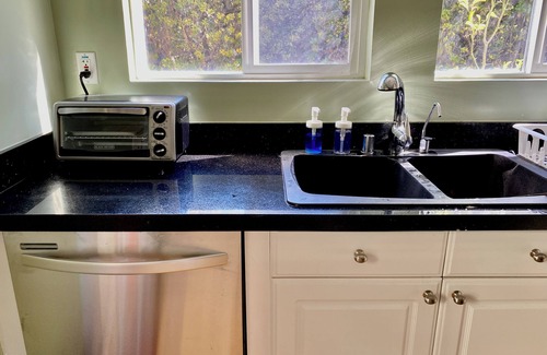 Menlo Park House | Charming 4-bedroom house with AC, WiFi in pleasant Menlo Park