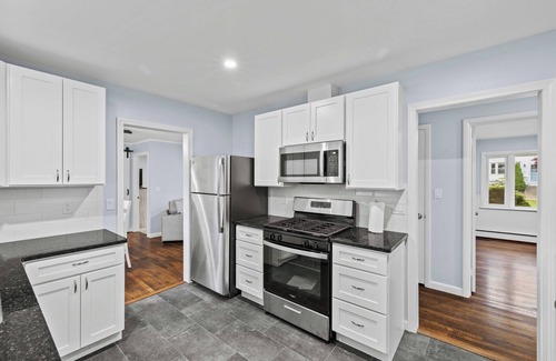New London House | Charming 4-bedroom house with AC, WiFi in New London. Walk to the beach!