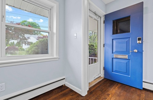 New London House | Charming 4-bedroom house with AC, WiFi in New London. Walk to the beach!
