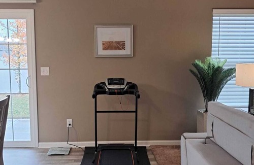 Plainfield House | Charming 4-bedroom house with AC, fitness room, WiFi in Plainfield