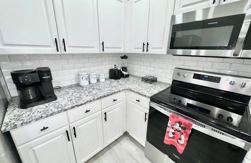 Cumbrian Lakes House | Charming 4-bedroom house with pool,WiFi, AC in Kissimmee near Disney