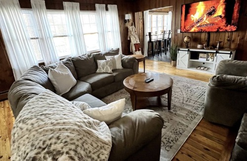 Franklin House | Charming 4-bedroom house with WiFi, AC in welcoming Franklin