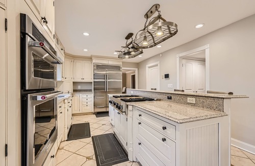 Lake Shore House | Charming 4-bedroom house with WiFi and AC. The beach is your backyard!