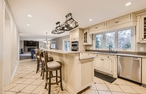 Lake Shore House | Charming 4-bedroom house with WiFi and AC. The beach is your backyard!