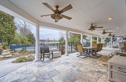 Lake Shore House | Charming 4-bedroom house with WiFi and AC. The beach is your backyard!