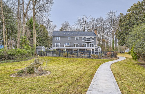 Lake Shore House | Charming 4-bedroom house with WiFi and AC. The beach is your backyard!