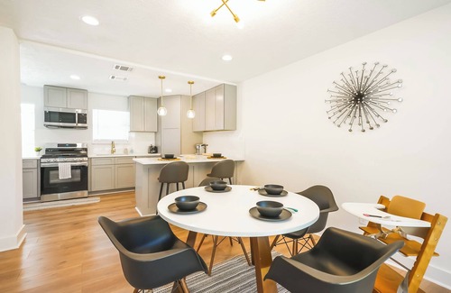 Pearland House | Charming 4-bedroom house with Heated Pool, AC and WiFi in fabulous Pearland