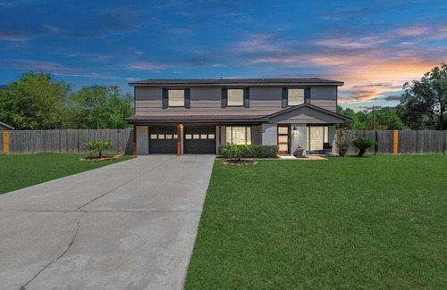 Pearland House | Charming 4-bedroom house with Heated Pool, AC and WiFi in fabulous Pearland