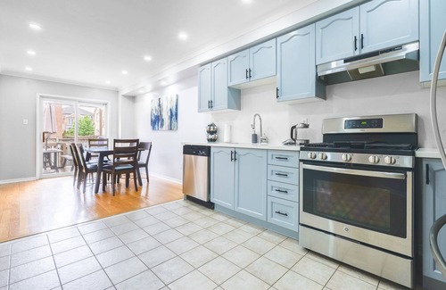 Thornhill House | Charming 4-bedroom house with AC and WiFi in fantastic Vaughan