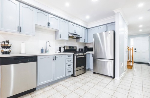 Thornhill House | Charming 4-bedroom house with AC and WiFi in fantastic Vaughan